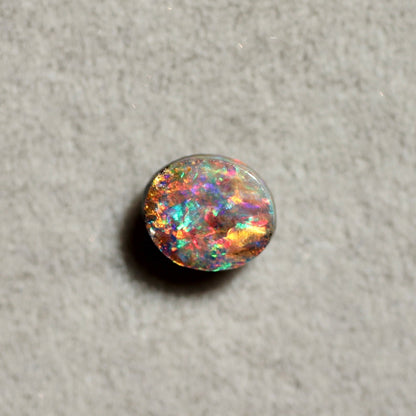 ボルダーオパール 0.38ct オーバルカボションカット 5.2mm×4.6mm×2.0mm【MJ2648】