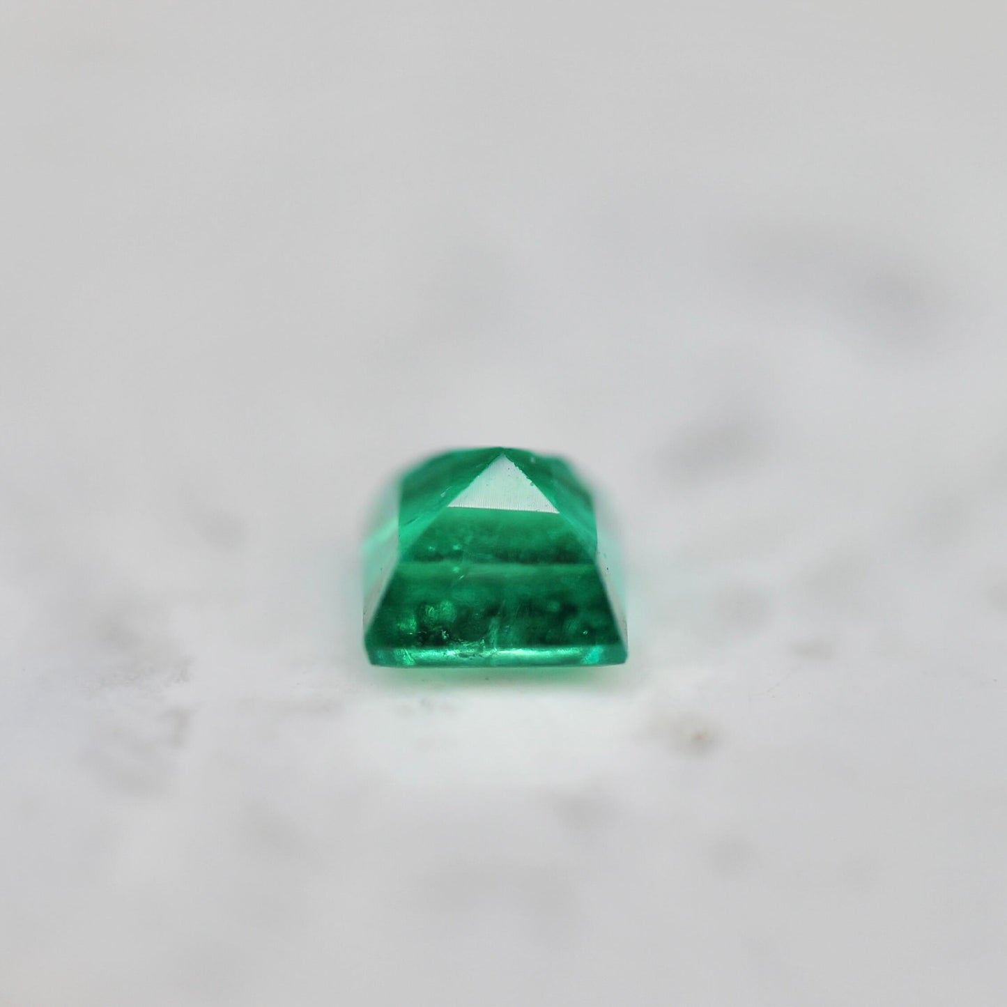 エメラルド 0.13ct スクエアカット 3.0mm×3.0mm×2.2mm【MJ2674】