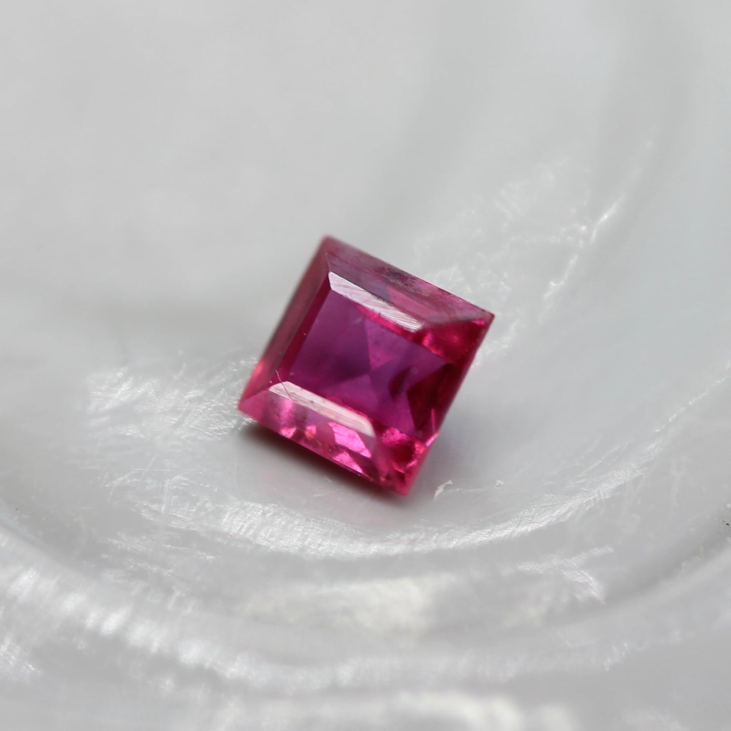 ルビー 0.06ct スクエアカット 2.1mm×2.1mm×1.3mm【MJ2749】