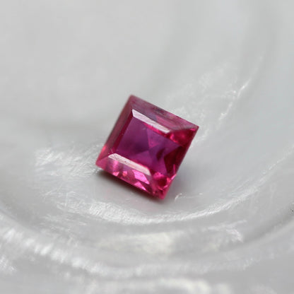 ルビー 0.06ct スクエアカット 2.1mm×2.1mm×1.3mm【MJ2749】