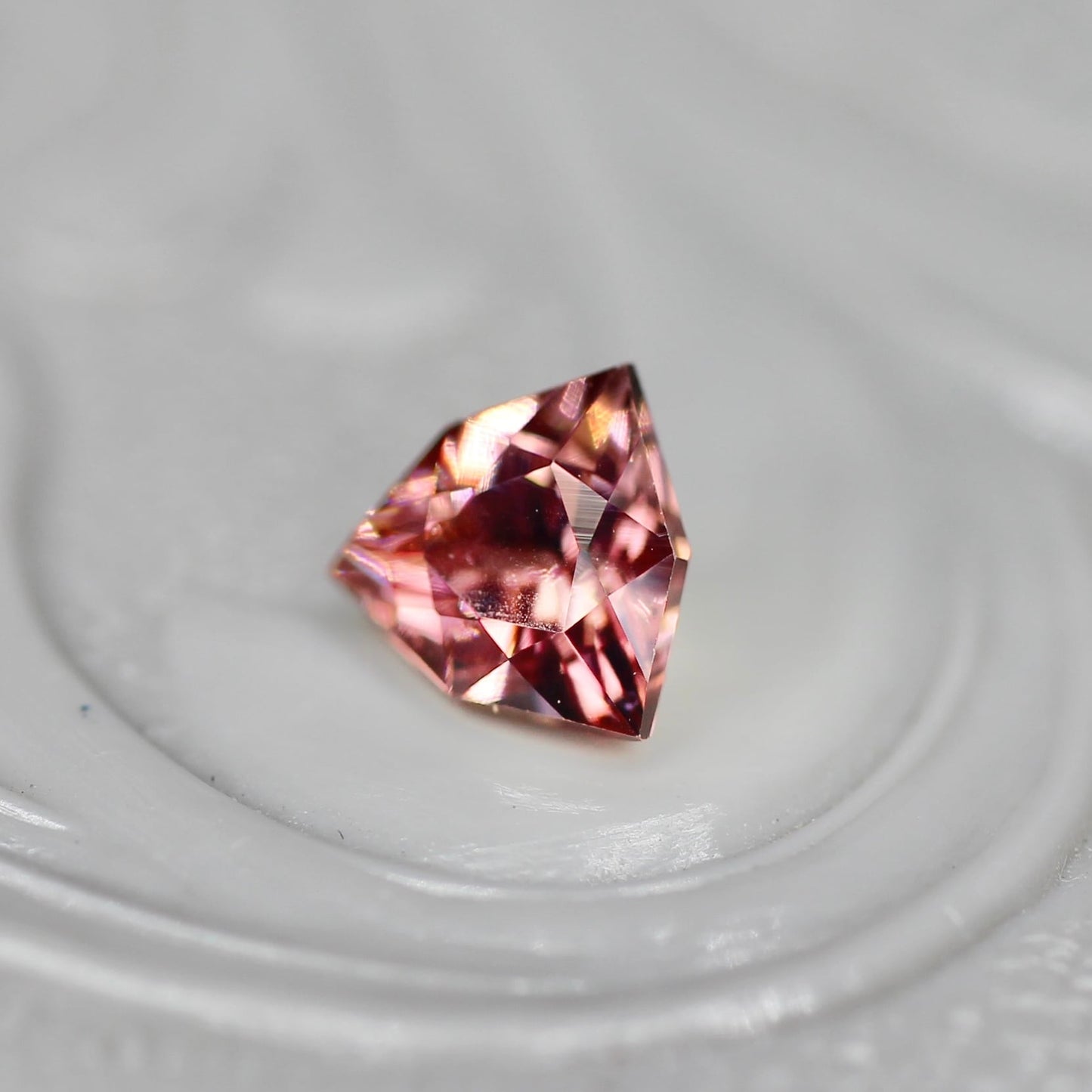 ピンクジルコン 0.53ct トリリアント特殊カット 4.8mm×4.8mm×3.3mm【MJ2700】