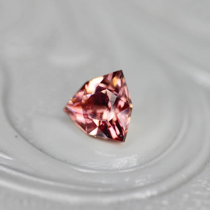 ピンクジルコン 0.53ct トリリアント特殊カット 4.8mm×4.8mm×3.3mm【MJ2700】