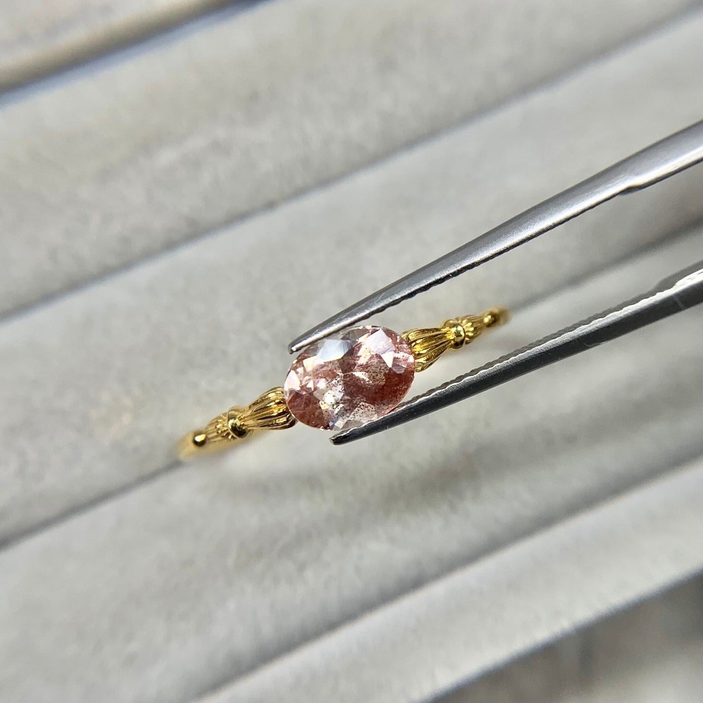 オーバルカット ラブラドライト 0.78ct 6.5mm×4.7mm-3.7mm 【MJ2511】