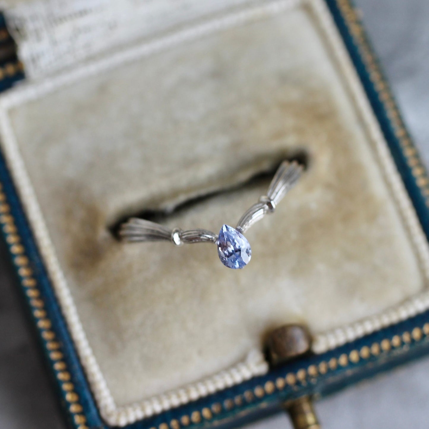 バイカラーサファイア 0.2ct  4×3mm ペアシェイプカット 【MJ2459】