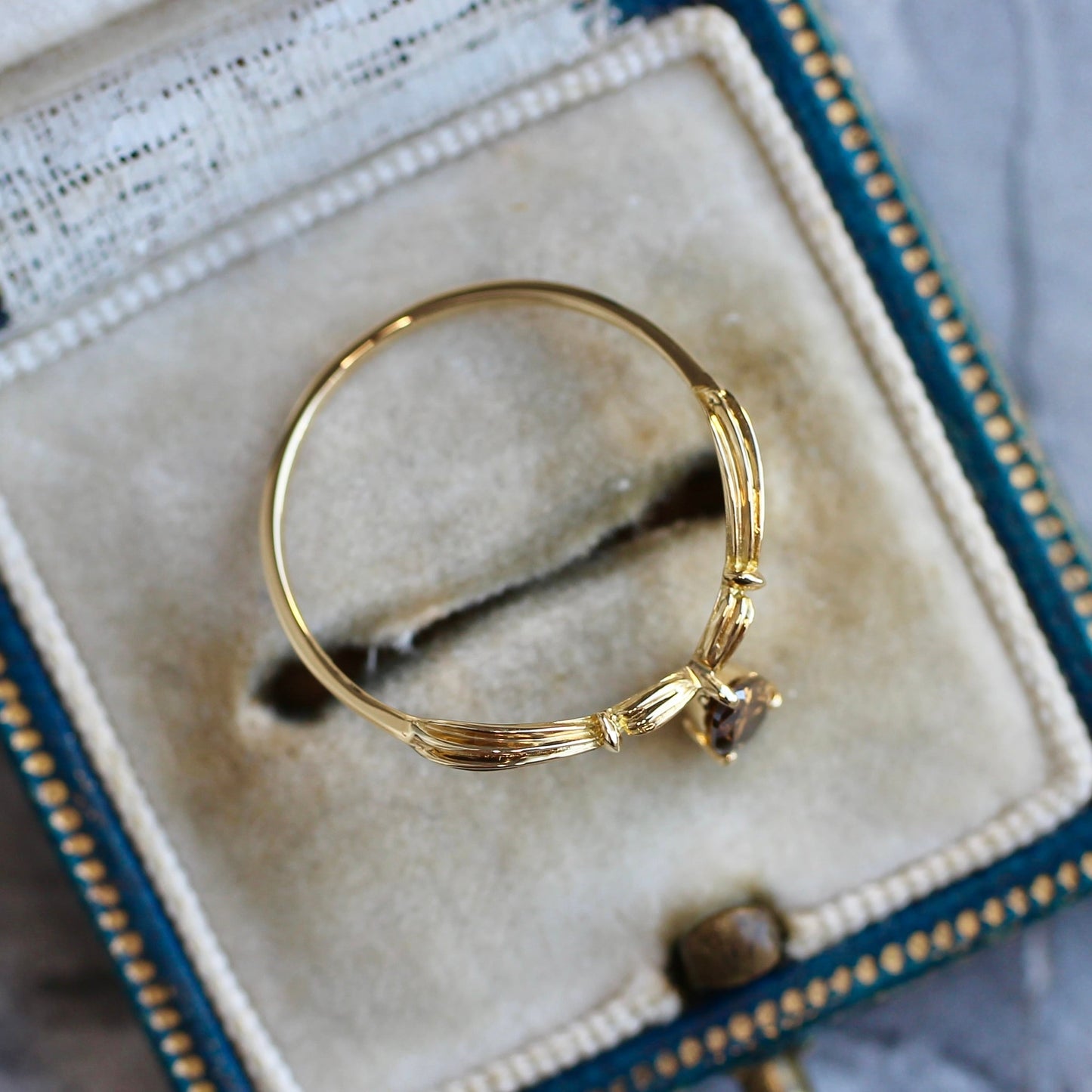 コニャックブラウンダイヤモンド0.218ct 3本爪×アンティークVアーム K18YG リング 【MJ2410】