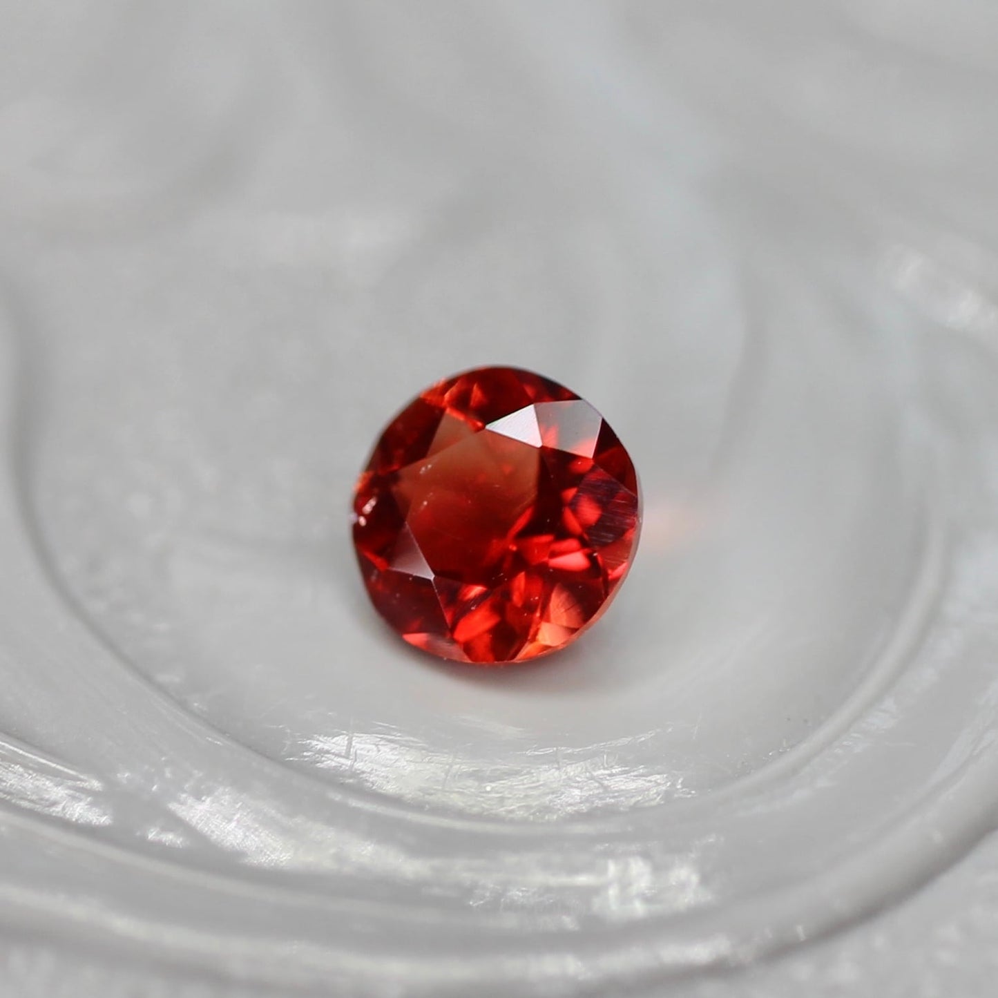 レッドラブラドライト 0.19ct ラウンドカット 4.0mm×4.0mm×2.5mm【MJ2569】