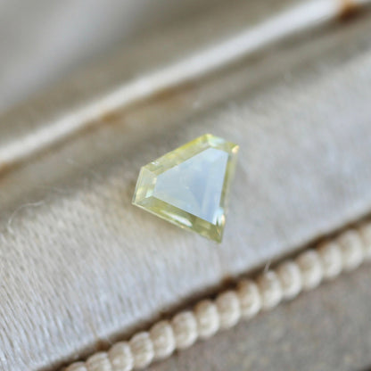 ダイヤカットイエロー ダイヤモンド 0.34ct 4.4mm×5.4mm-2.2mm 【MJ2466】