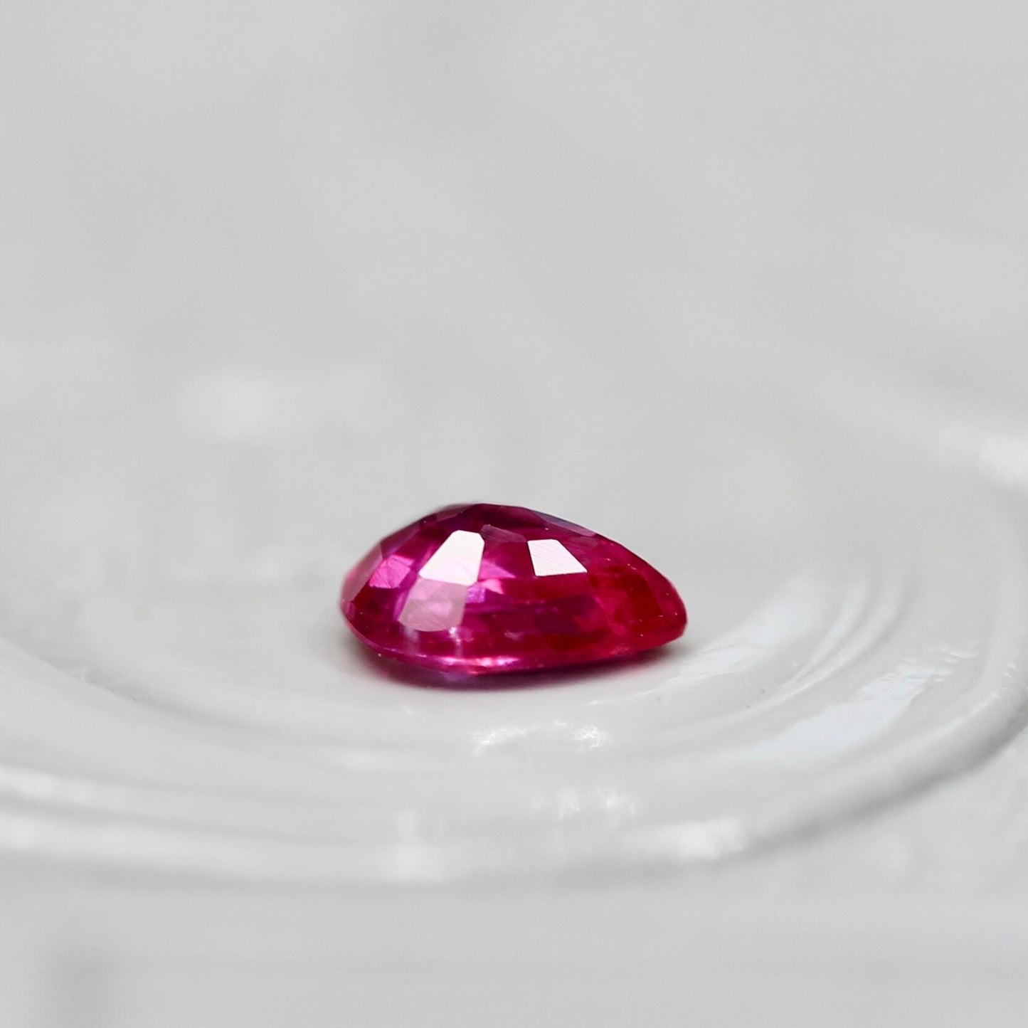 ルビー 0.20ct ペアシェイプカット  3.8mm×2.7mm×1.5mm【MJ2727】