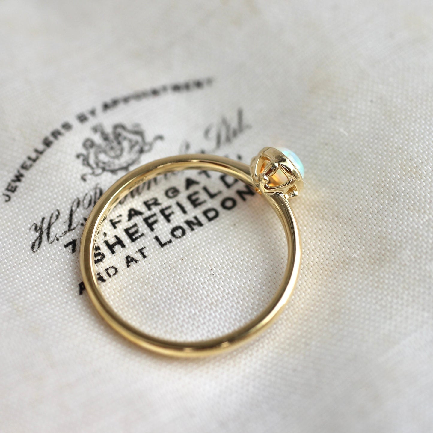 オパール 0.17ct  K18YG フクリン×プレーンアームリング 【MJ2401】