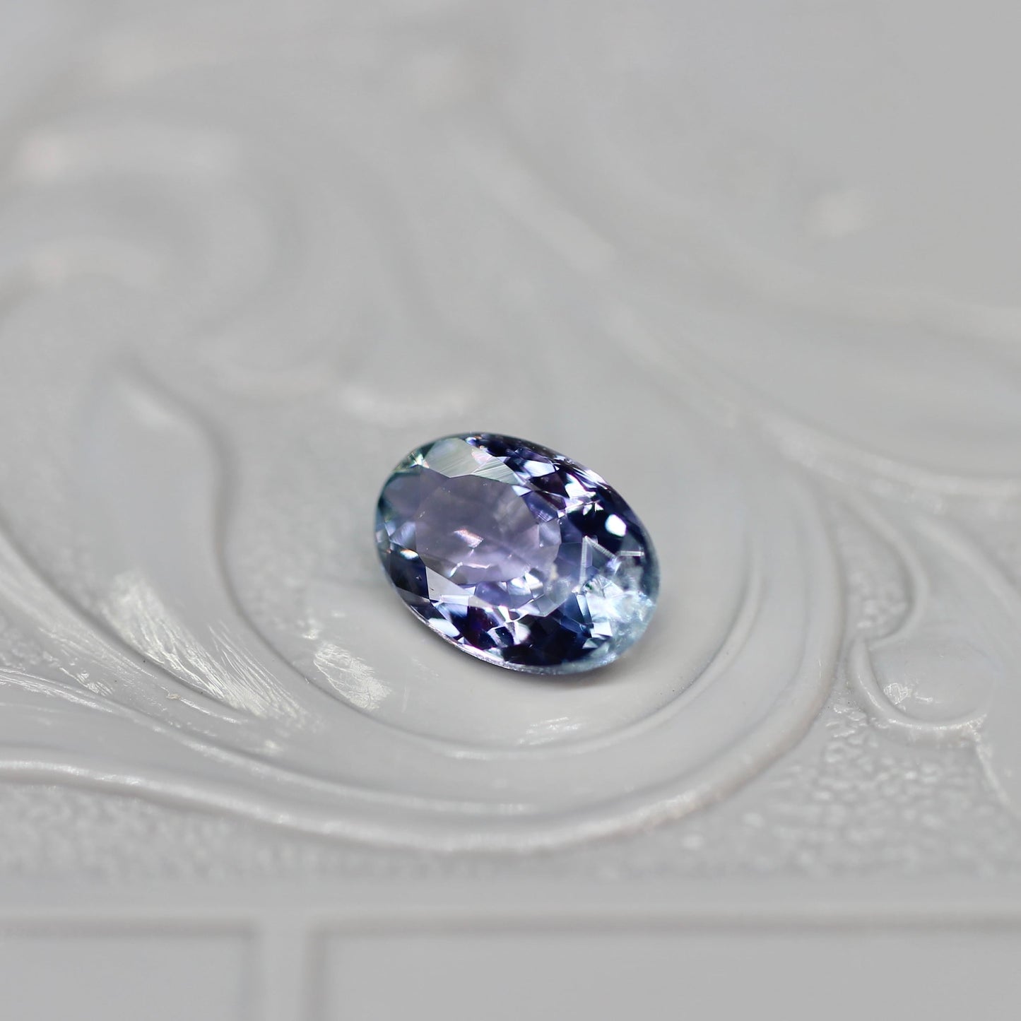 バイカラーゾイサイト 0.75ct オーバルカット 7.1mm×4.9mm×3.1mm【MJ2593】