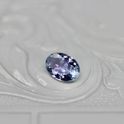 バイカラーゾイサイト 0.75ct オーバルカット 7.1mm×4.9mm×3.1mm【MJ2593】