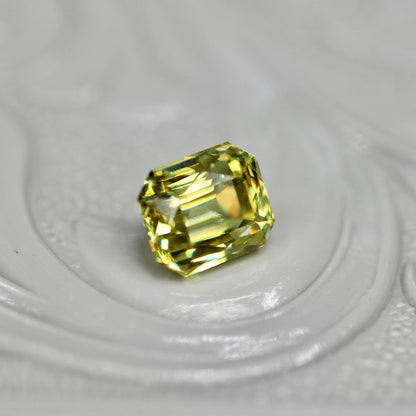スフェーン 0.61ct ラディアントミックスカット 4.6mm×3.8mm×2.6mm【MJ2725】