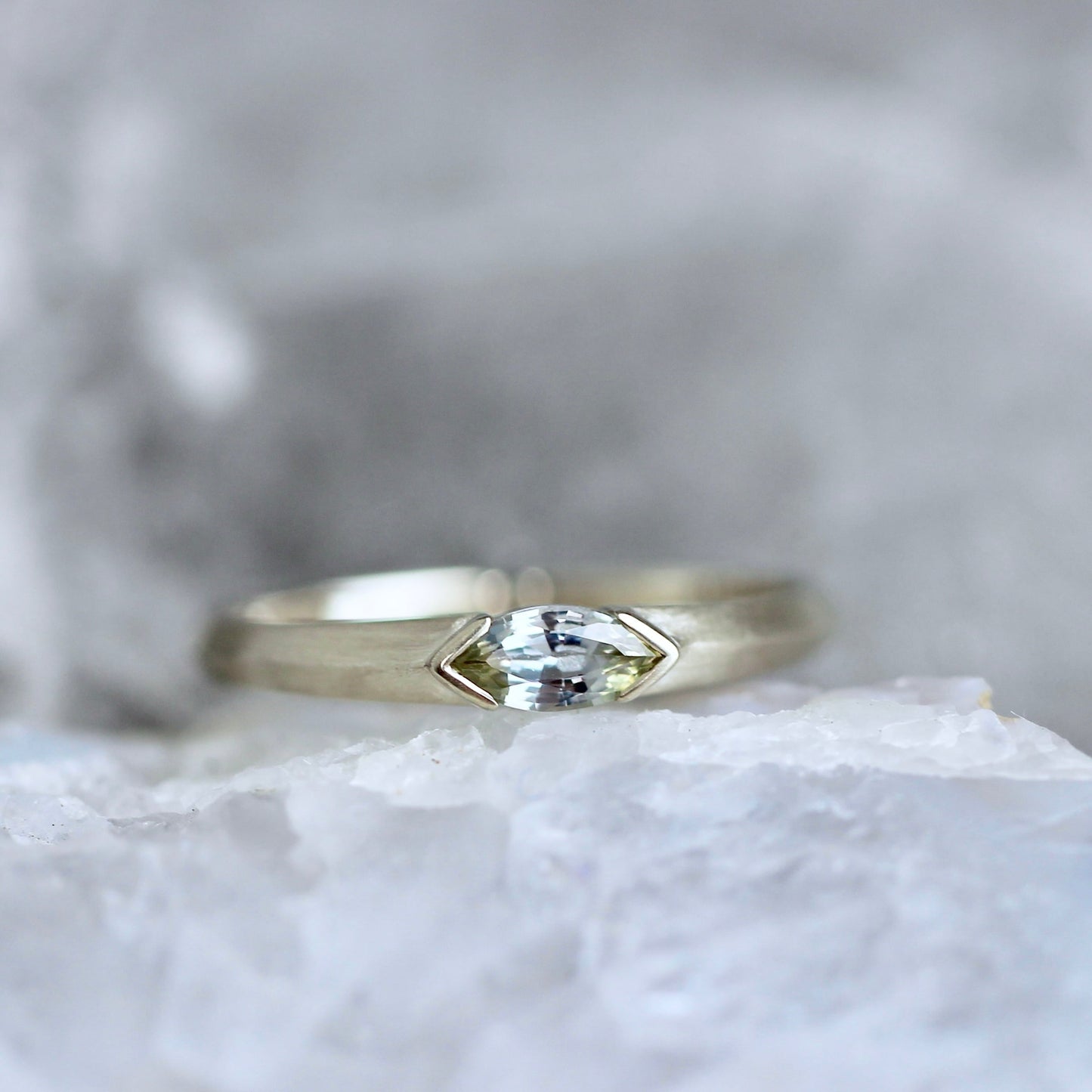 バイカラーサファイア 0.3ct マーキスカット K10WG リング 【MJ2455】