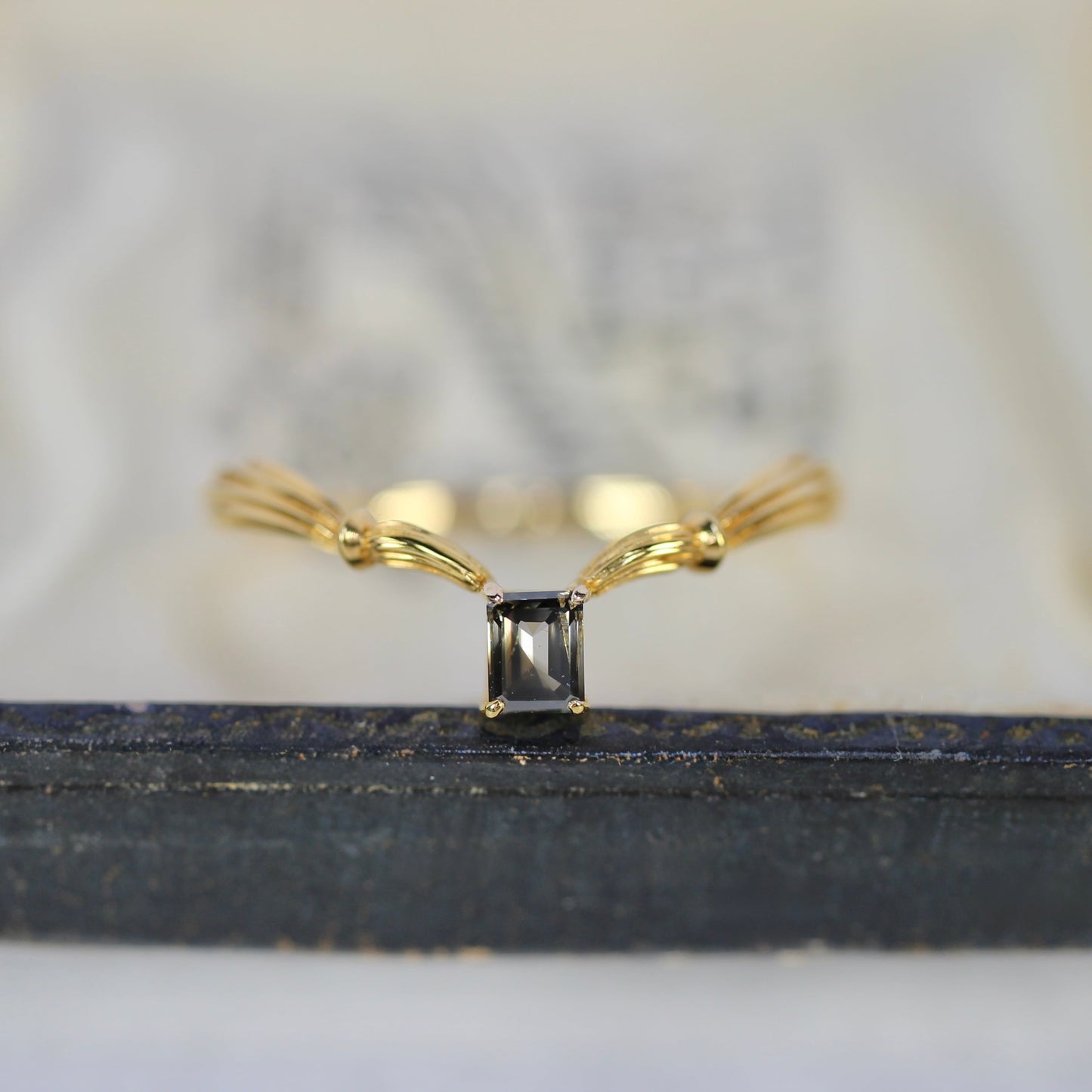 ナチュラルダイヤモンド 0.14ct K10YG エメラルドカット 4本爪(プレーン)×アンティークVアーム【MJ2843】