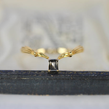 ナチュラルダイヤモンド 0.14ct K10YG エメラルドカット 4本爪(プレーン)×アンティークVアーム【MJ2843】