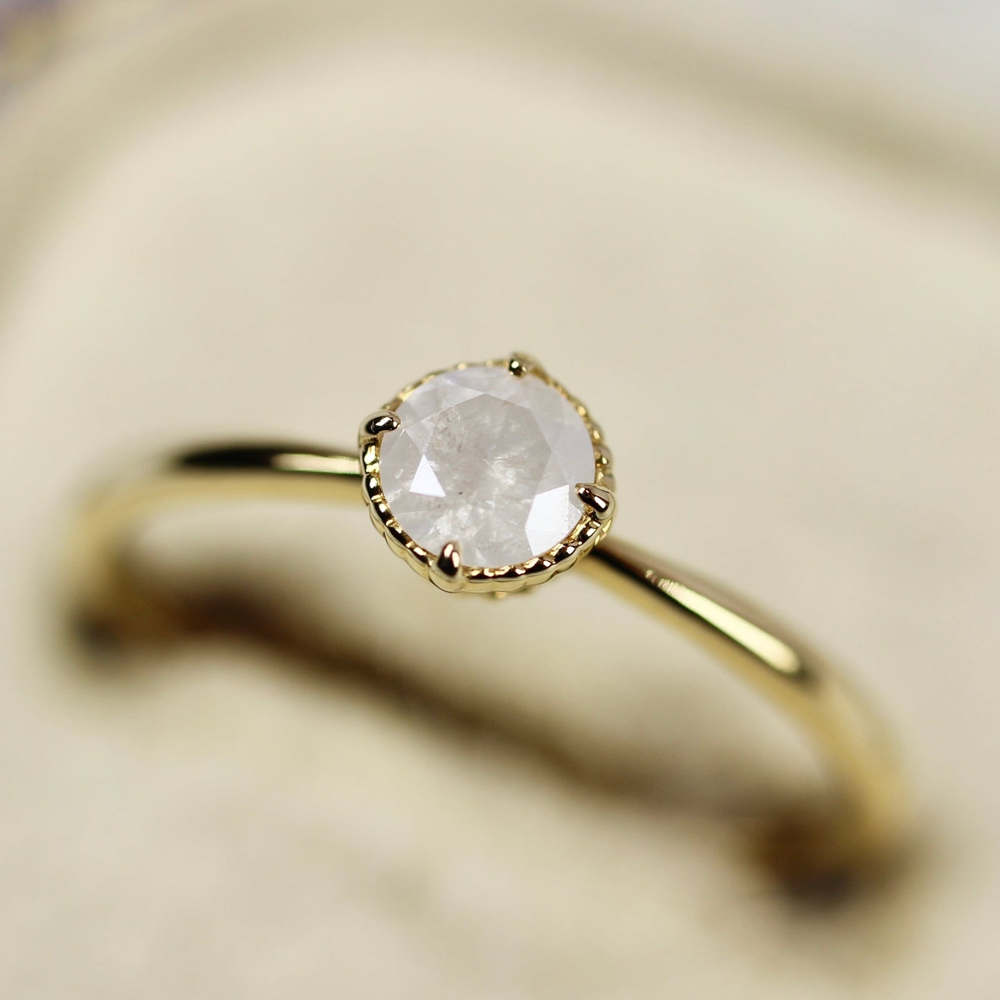 ホワイト系ダイヤモンド 0.22ct K18YG ラウンドブリリアントカット ミルフレーム×テーパーアーム【MJ2841】