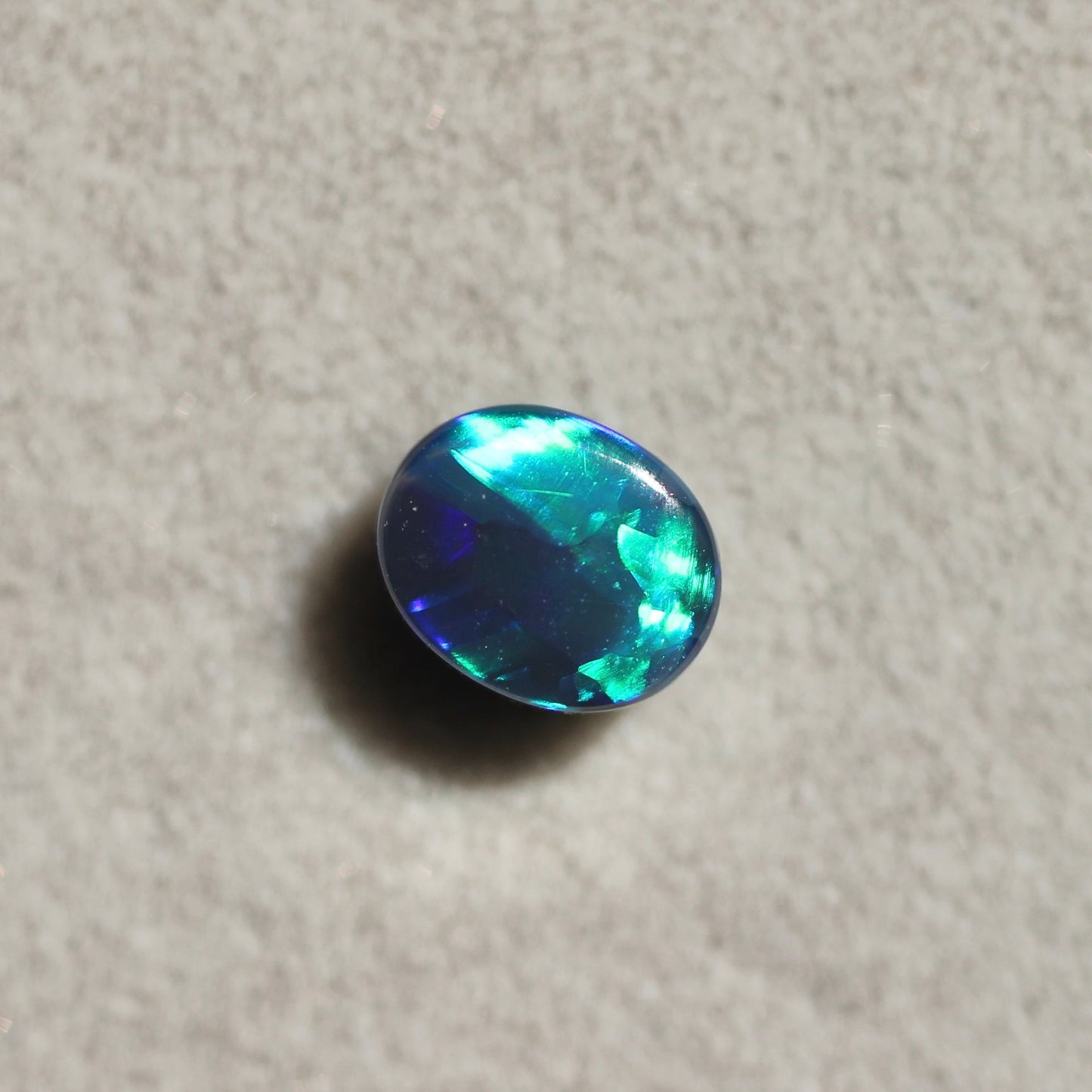 ブラックオパール 0.58ct オーバルカボションカット 6.2mm×5.1mm×2.9mm【MJ2647】