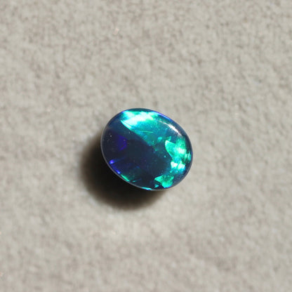 ブラックオパール 0.58ct オーバルカボションカット 6.2mm×5.1mm×2.9mm【MJ2647】
