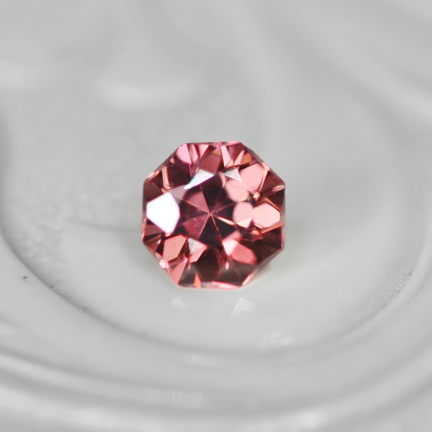 ピンクジルコン 0.34ct オクタゴンカット 3.9mm×3.9mm×2.8mm【MJ2701】