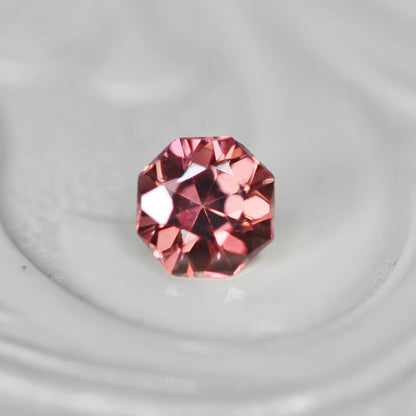 ピンクジルコン 0.34ct オクタゴンカット 3.9mm×3.9mm×2.8mm【MJ2701】
