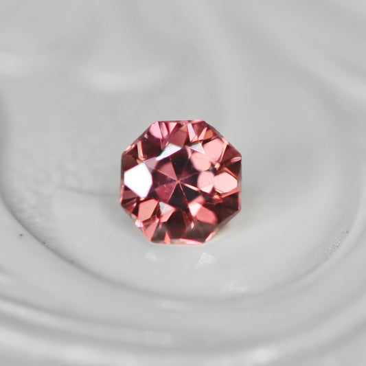 ピンクジルコン 0.34ct オクタゴンカット 3.9mm×3.9mm×2.8mm【MJ2701】
