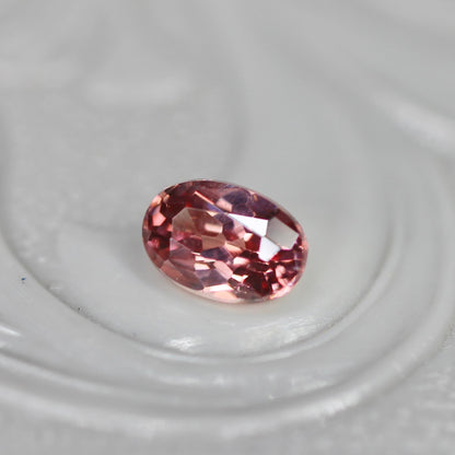 ピンクジルコン 0.43ct オーバルカット 5.1mm×3.5mm×2.7mm【MJ2704】