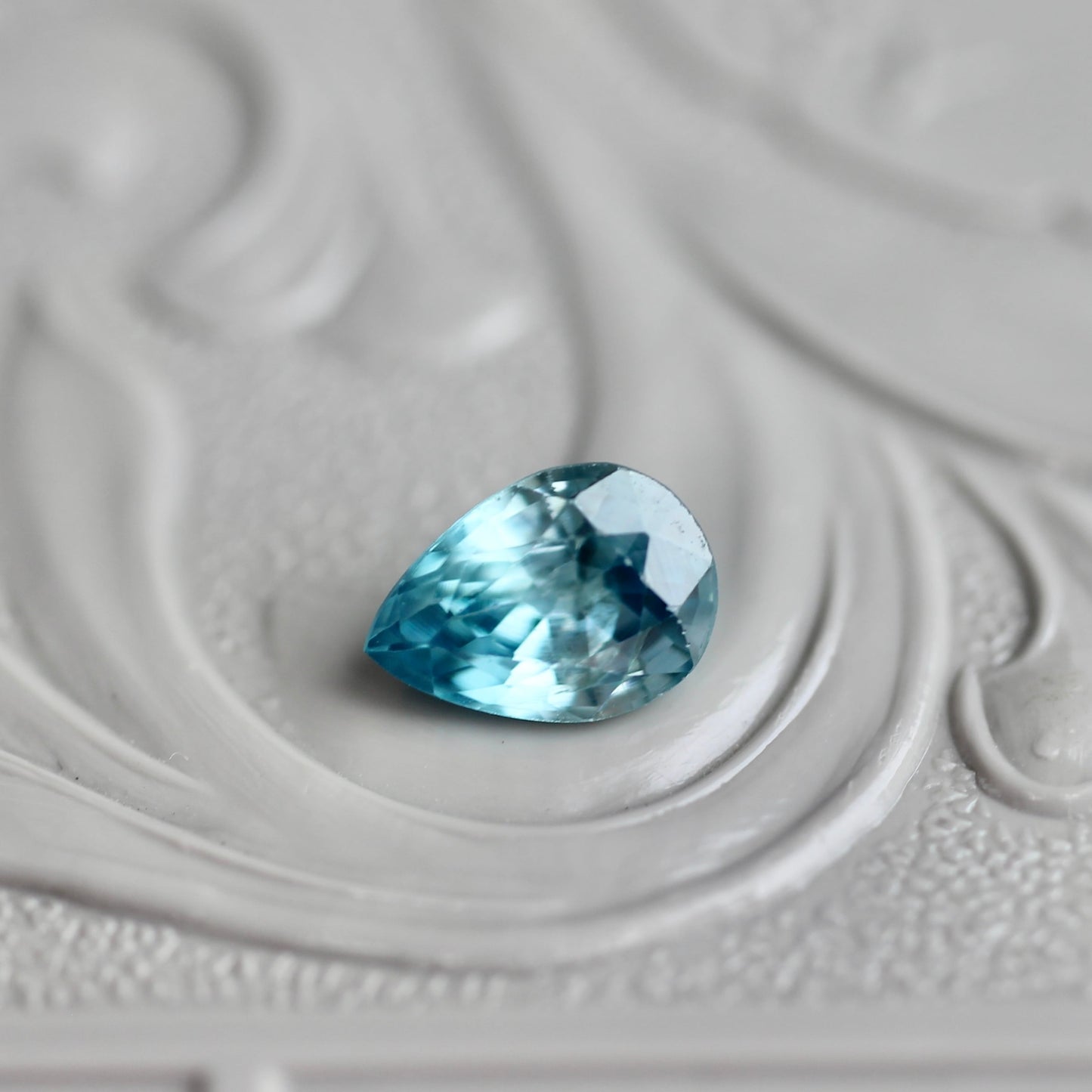 ブルージルコン ペアシェイプカット 0.76ct 6×4.5mm 【MJ2453】