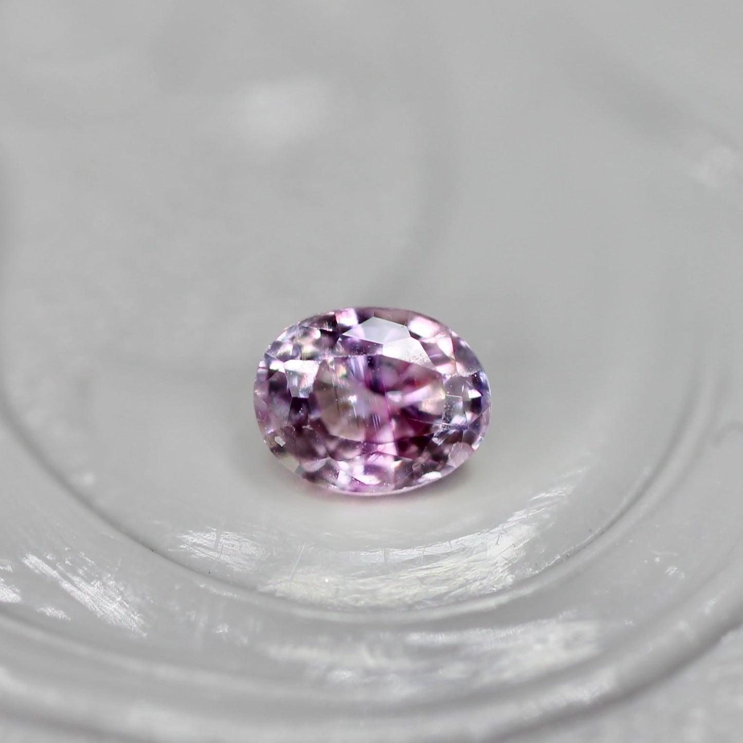 バイカラーサファイア 0.21ct オーバルカット 3.8mm×3mm 【MJ2463】