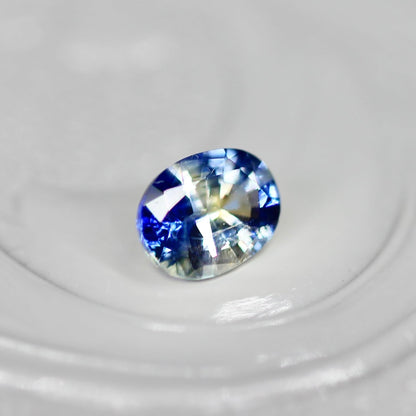 バイカラーサファイア 0.19ct オーバルカット 4.1mm×2.1mm×3.1mm【MJ2557】