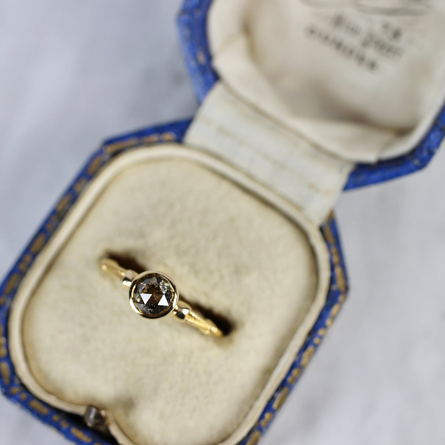 ソルトアンドペッパーダイヤモンド 0.6ct K10YG ラウンドローズカット フクリン(透かし)×ヘリンボーンアーム【MJ2842】