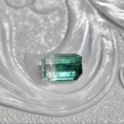 バイカラートルマリン 0.51ct エメラルドカット 5.4mm×3.6mm×2.1mm【MJ2653】