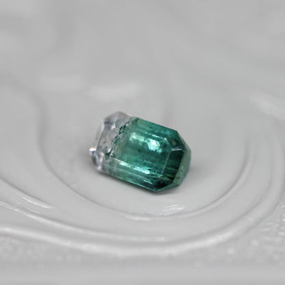 バイカラートルマリン 0.51ct エメラルドカット 5.4mm×3.6mm×2.1mm【MJ2653】