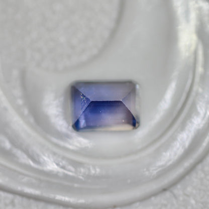 バイカラーサファイア 0.27ct エメラルドカット 4.2mm×3.1mm×2.2mm【MJ2711】