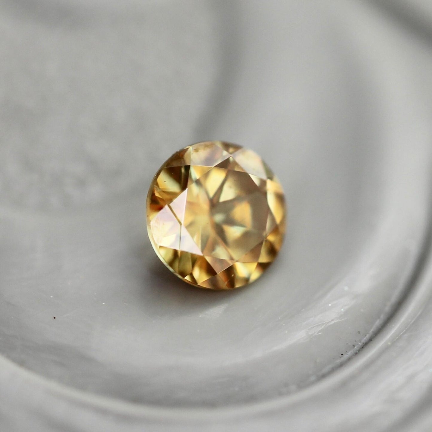 スフェーン 0.11ct 3mm 【MJ2429】