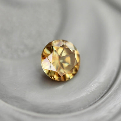 スフェーン 0.11ct 3mm 【MJ2429】