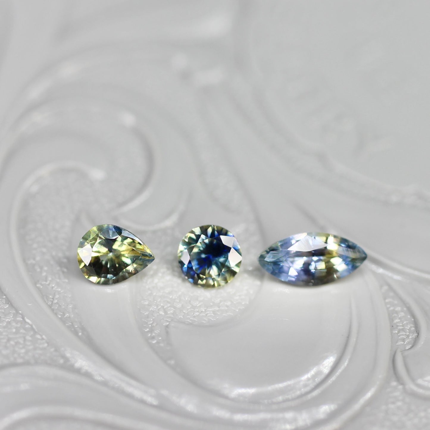 ラウンドカット バイカラーサファイア 0.19ct  3.1mm×3.1mm×1.7mm【MJ2541】
