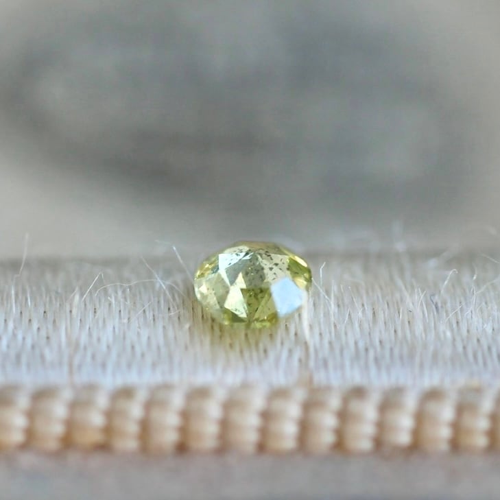 オーバルローズカット グリーンダイヤモンド 0.16ct 4.0mm×3.2mm-1.4mm 【MJ2470】