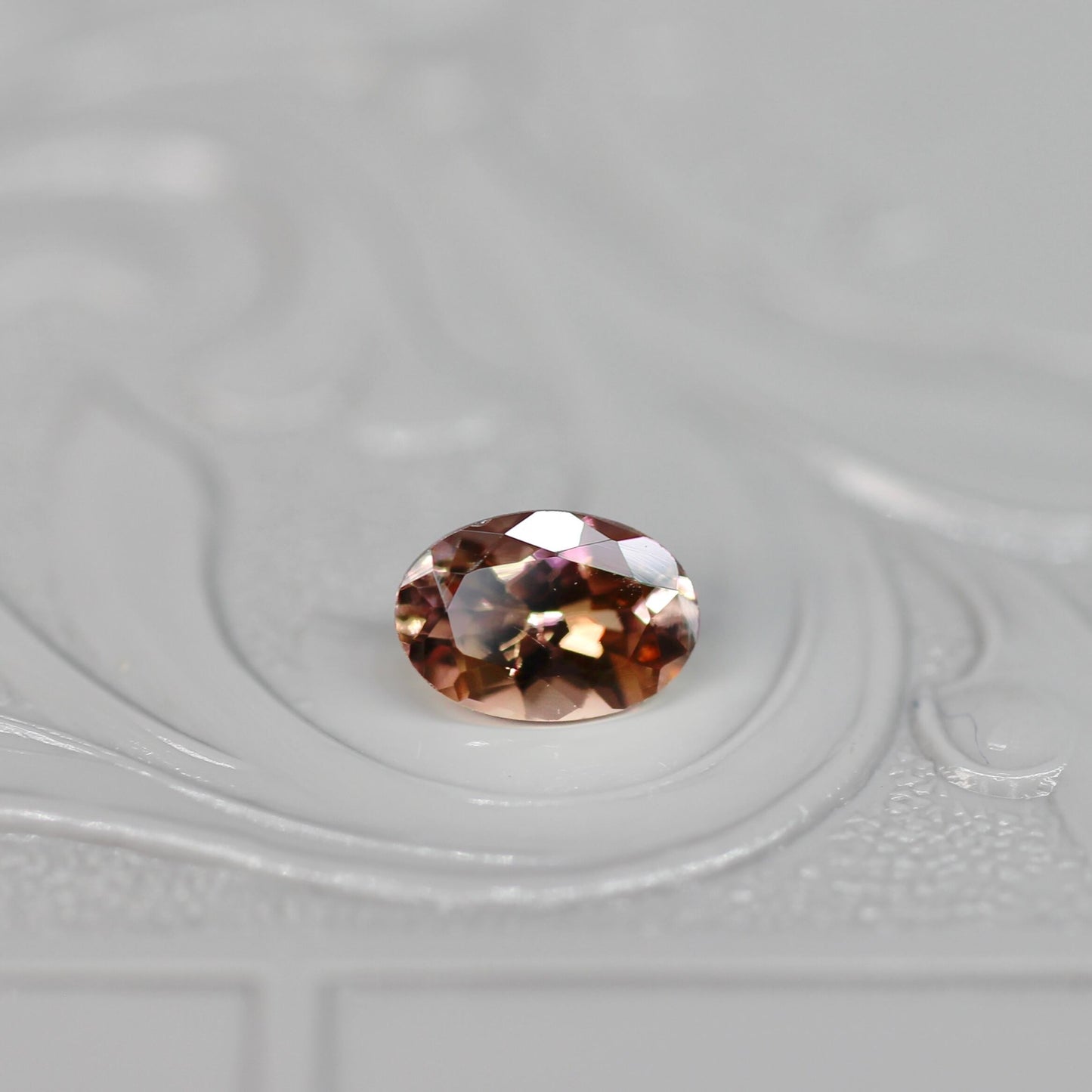 オーバルカット バイカラーゾイサイト 0.52ct  5.6mm×3.7mm×2.6mm 【MJ2530】
