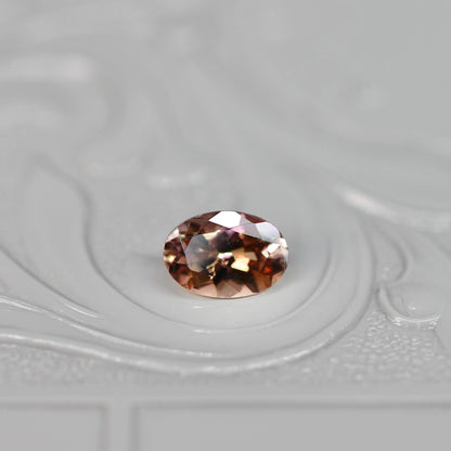 オーバルカット バイカラーゾイサイト 0.52ct  5.6mm×3.7mm×2.6mm 【MJ2530】