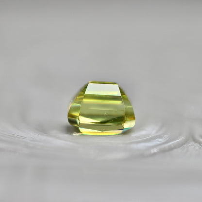 スフェーン 0.75ct ラディアントミックスカット 3.4mm×5.0mm×3.5mm【MJ2723】