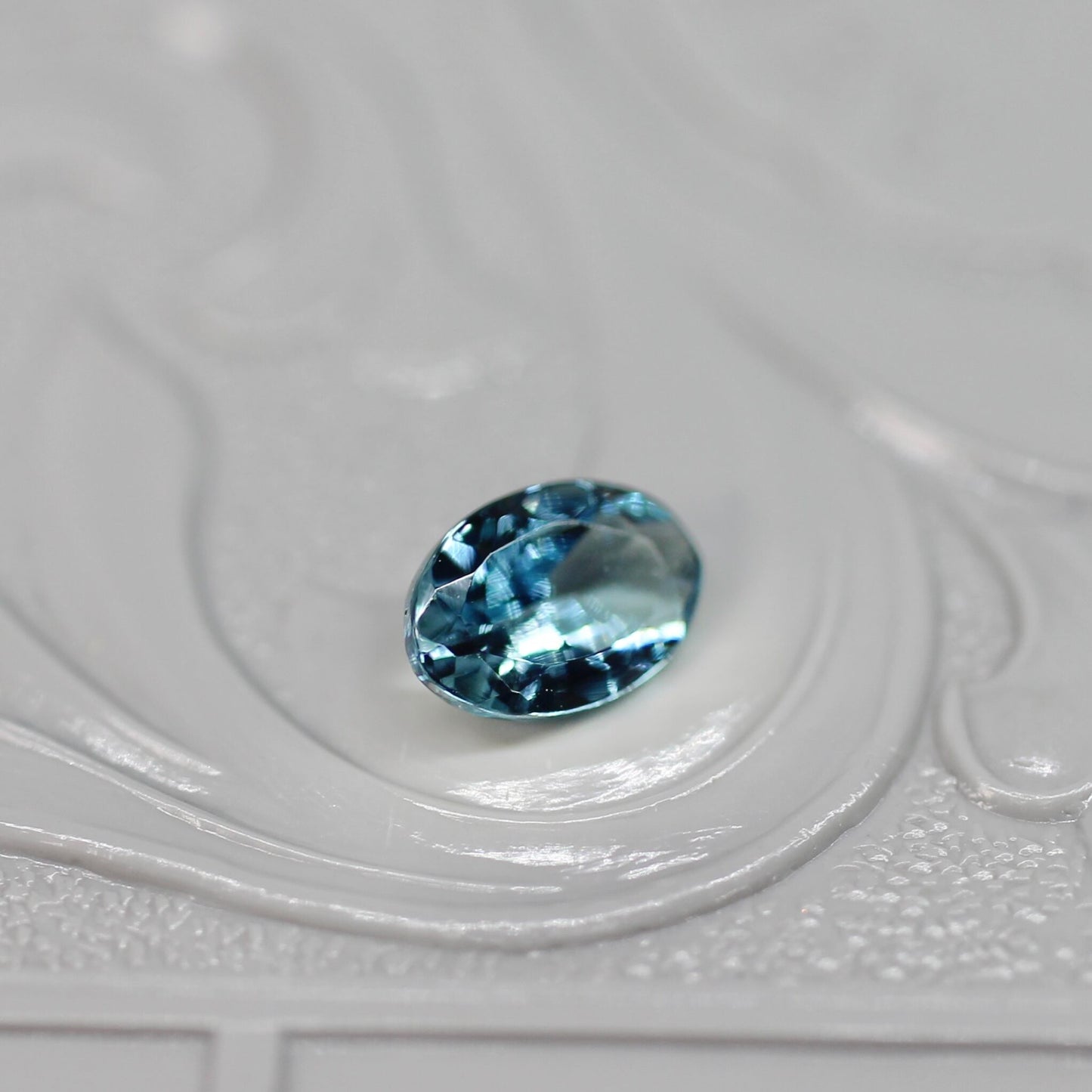 オーバルカット バイカラーゾイサイト 0.48ct  5.8mm×3.8mm×2.1mm 【MJ2527】