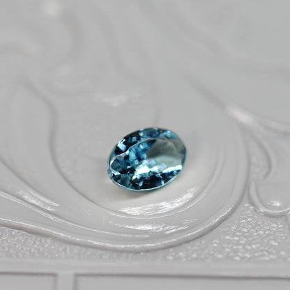 オーバルカット バイカラーゾイサイト 0.48ct  5.8mm×3.8mm×2.1mm 【MJ2527】