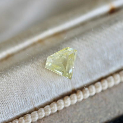 ダイヤカットイエロー ダイヤモンド 0.34ct 4.4mm×5.4mm-2.2mm 【MJ2466】