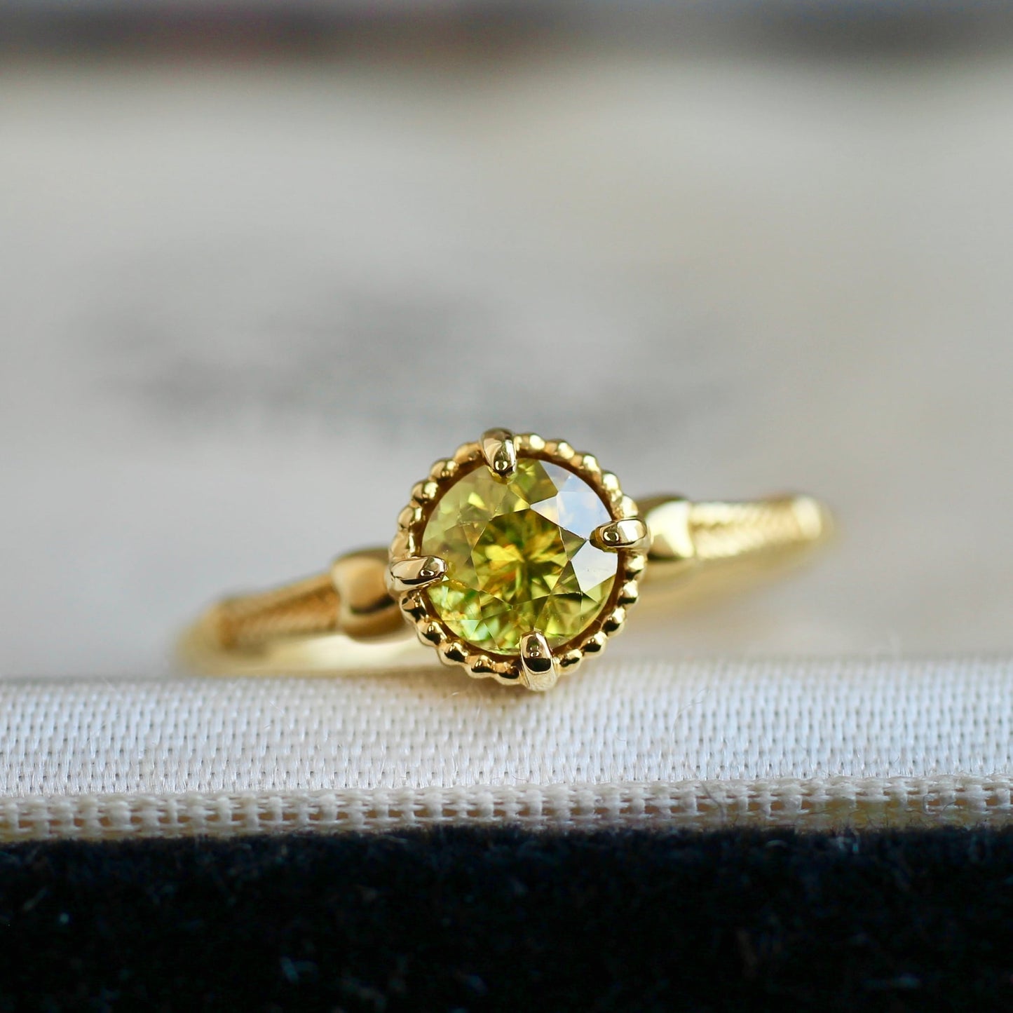 スフェーン0.56ct K18YG ミルフレーム×ヘリンボーンアーム リング 【MJ2405】