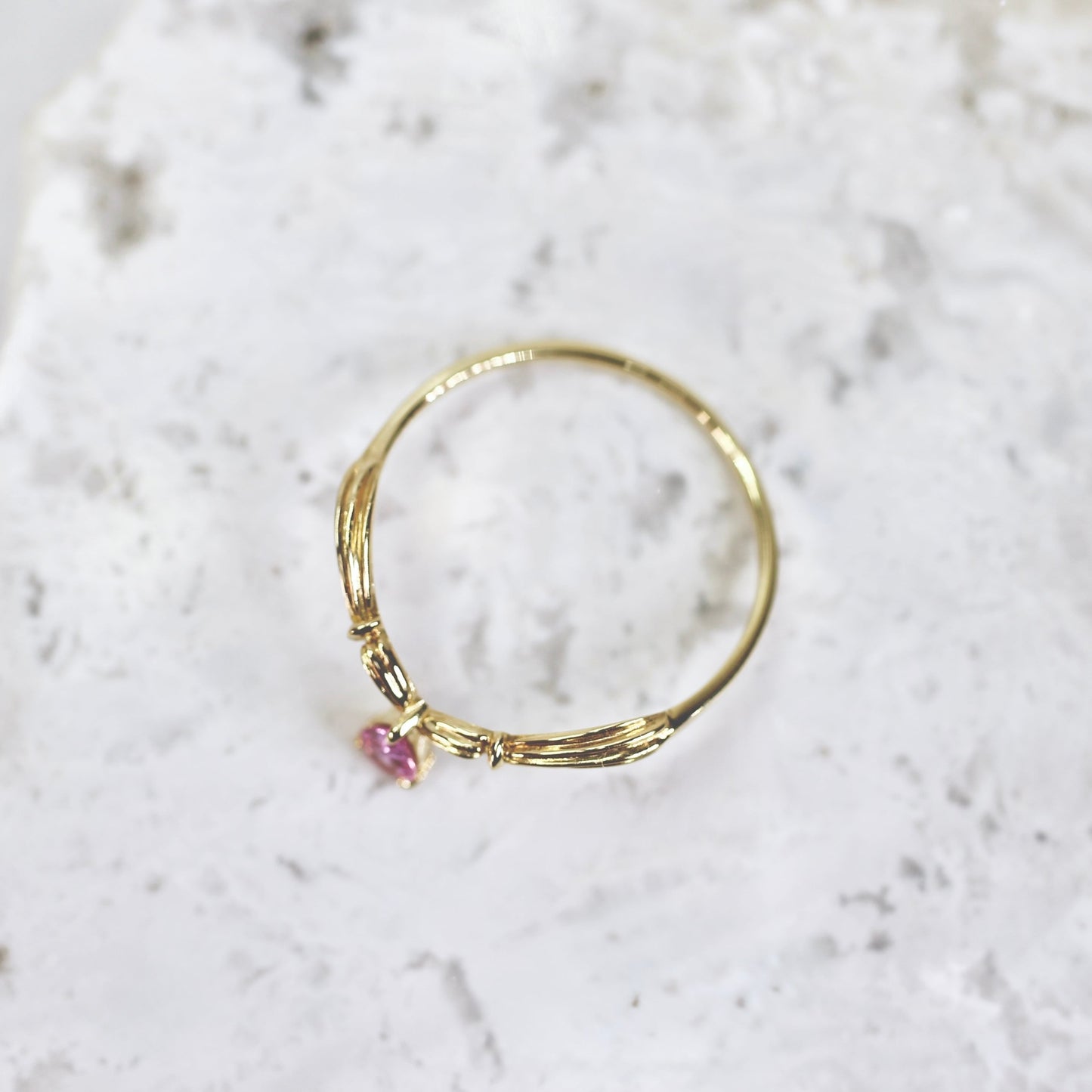 パパラチアサファイア 0.151ct ペアシェイプカット K18YG 3本爪×アンティークVアーム【MJ2847】