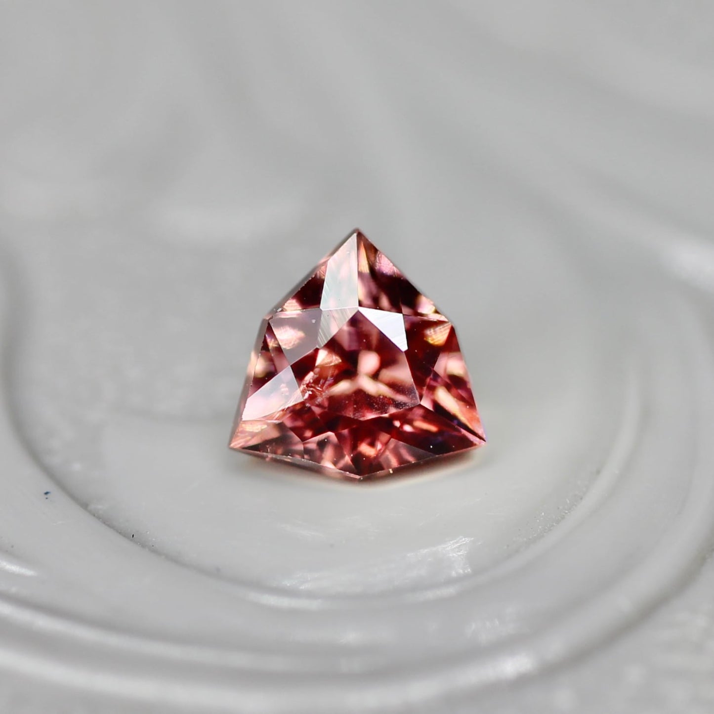 ピンクジルコン 0.53ct トリリアント特殊カット 4.8mm×4.8mm×3.3mm【MJ2700】
