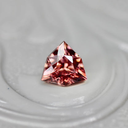 ピンクジルコン 0.53ct トリリアント特殊カット 4.8mm×4.8mm×3.3mm【MJ2700】