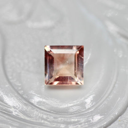 バイカラーラブラドライト 0.30ct スクエアカット 4.3mm×4.2mm×2.5mm【MJ2696】