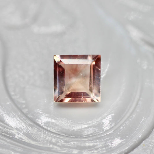 バイカラーラブラドライト 0.30ct スクエアカット 4.3mm×4.2mm×2.5mm【MJ2696】