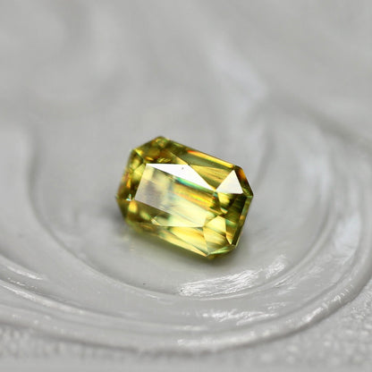 スフェーン 0.75ct ラディアントミックスカット 3.4mm×5.0mm×3.5mm【MJ2723】